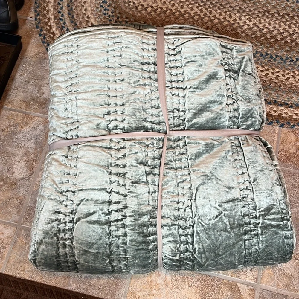 Anthropologie Lustered Velvet Alastair Quilt Size Queen NWT
